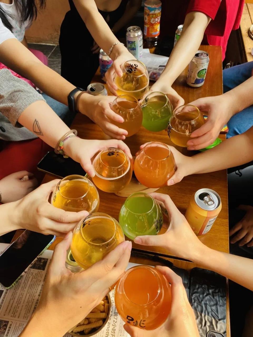 跳海社群碰杯现场