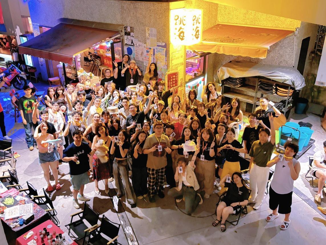 跳海酒馆门口的社群合影